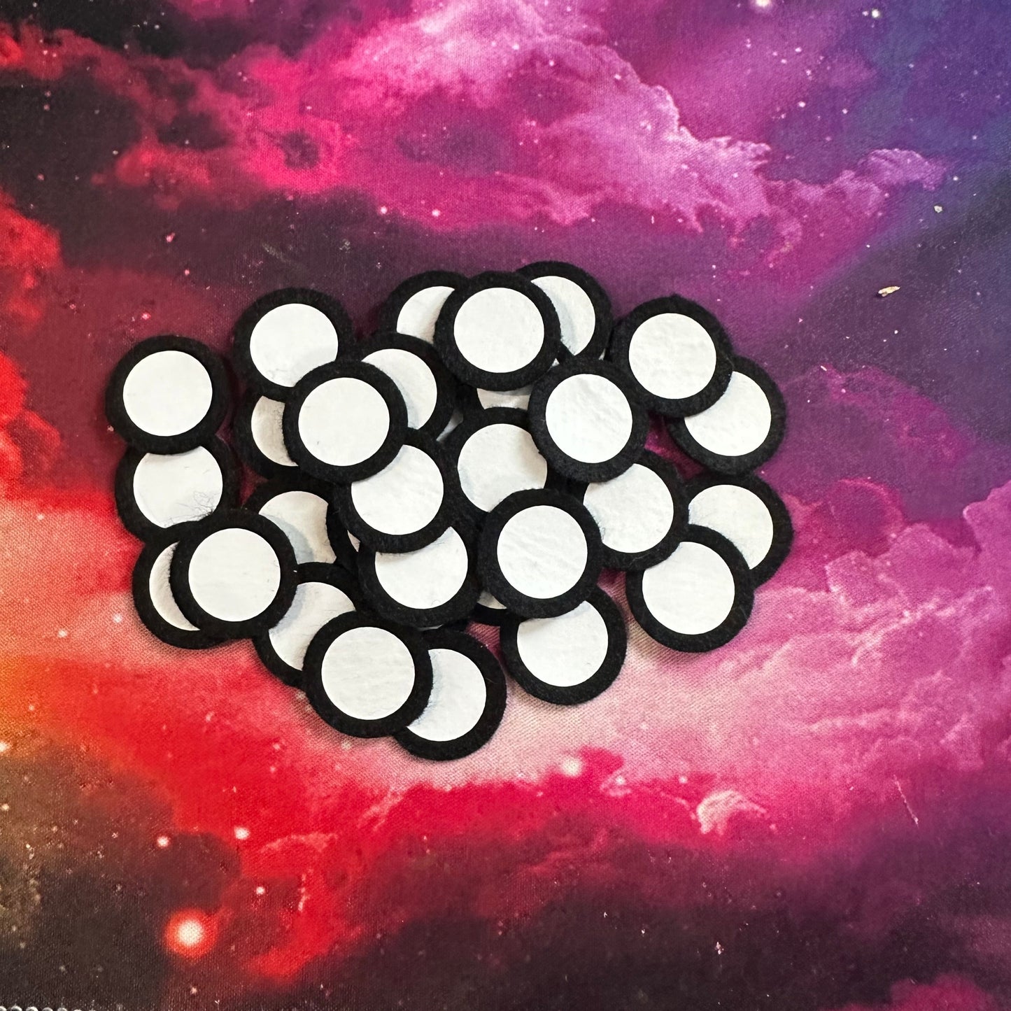 Round Pokeball buttons - 2.5cm - 20 pack