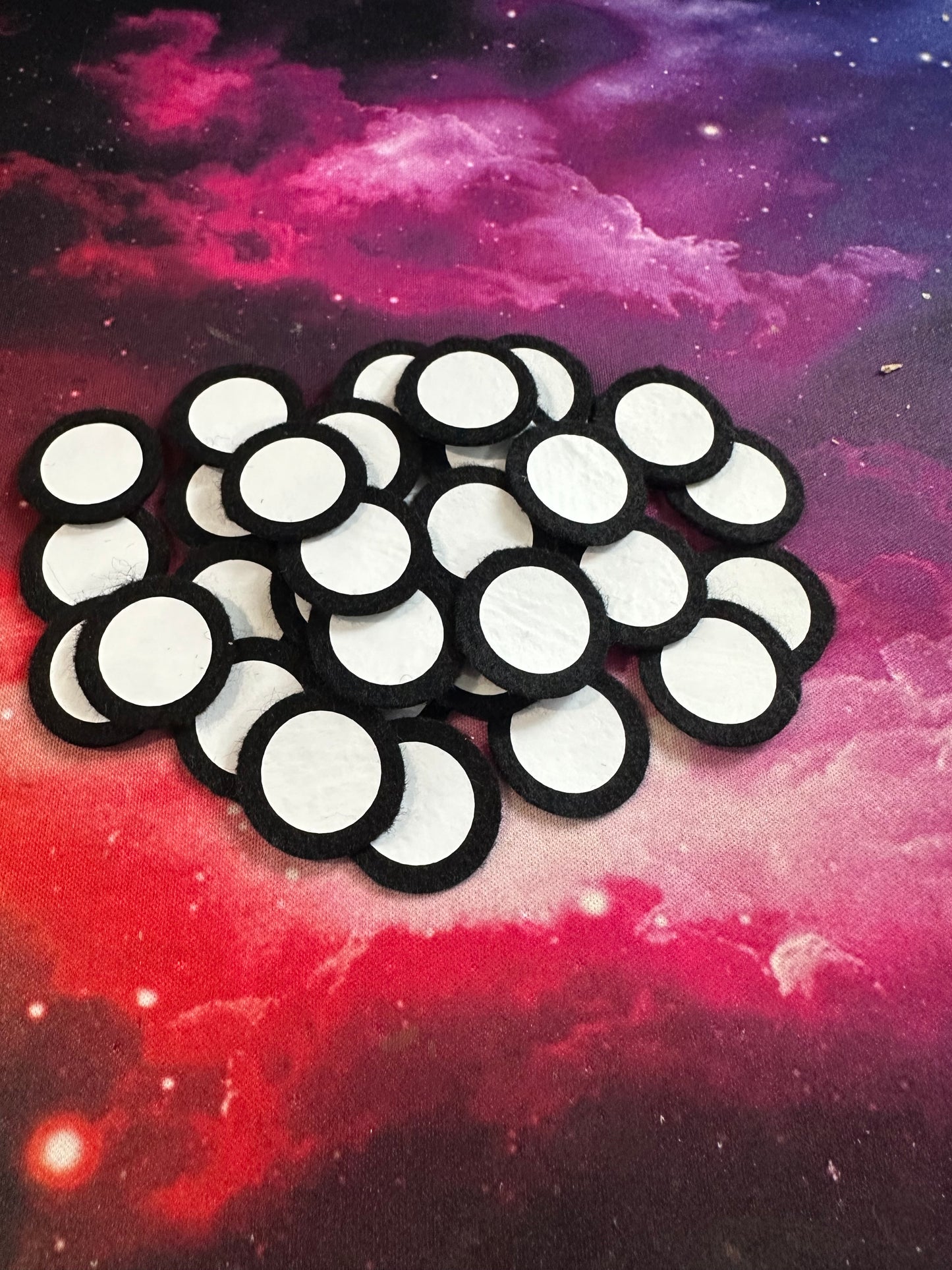 Round Pokeball buttons - 2.5cm - 20 pack
