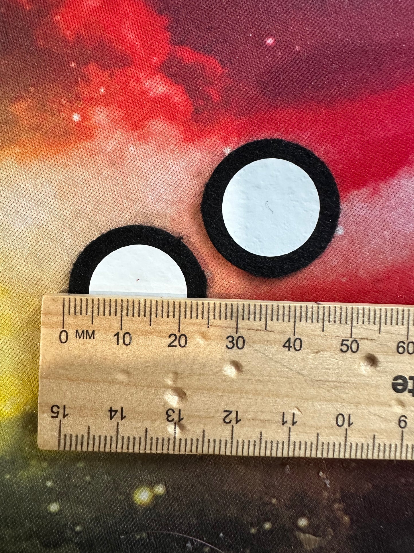 Round Pokeball buttons - 2.5cm - 20 pack